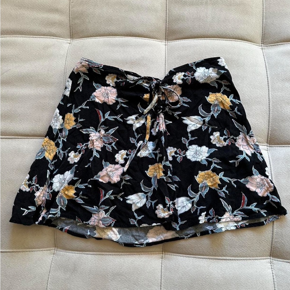 Black floral mini skirt Kendall & Kylie size small